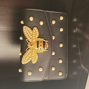 Cute crossbody bag available in black